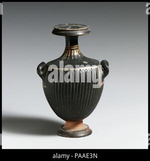 Terrakotta Miniatur hydria: kalpis (jar). Kultur: Griechisch, Italienisch, Apulien, Gnathian. Abmessungen: H. 5 1/2 in. (14 cm). Datum: Ca. 350-300 v. Chr.. Solche kleinen Vasen wurden für grabkunst Zwecke. Museum: Metropolitan Museum of Art, New York, USA. Stockfoto
