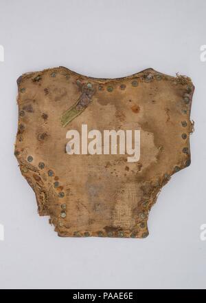 Backplate aus einem Orions Belt. Kultur: Italienisch. Abmessungen: H.10 in. (25,4 cm); W. 10 1/4 in. (26.04 cm); Wt. 1 lb. 9.9 oz. (734.3 g). Datum: Ca. 1400-1425. Diese Platte ist extrem selten hat seinen ursprünglichen Stoffbezug, eine rote Wolle samt. Als Teil eines kompletten Peridas Einsicht, es wäre der Bereich an der Basis des Halses und zwischen den shoulderblades geschützt haben. Museum: Metropolitan Museum of Art, New York, USA. Stockfoto