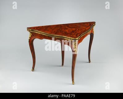 Faltkarte Tabelle (Tabelle de jeu brisée en Winkel). Kultur: Französisch, Paris. Abmessungen: H. 27-5/8 x 42-3/8 x W. D. 21-3/4-in. (70,2 x 107,6 x 55,2 cm). Schöpfer: zugeschrieben, Bernard II van Risenburgh (Ca. 1696-ca. 1767). Datum: Ca. 1755-65. Im Zusammenhang mit Karten, die ich beachten sollte, dass. . . [Französischen] lernen Sie nicht nur für Unterhaltung, sondern auch im Hinblick auf den Vorteil zu spielen; und in der Tat, sie selten treffen ein Eingeborener von Frankreich, ob männlich oder weiblich, der nicht eine komplette gamester, gut in allen Feinheiten und Raffinessen der Technik auskennen - Tobias Smollett, reist durch Frankreich und Ita Stockfoto