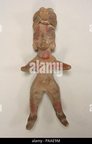 Weibliche Figur. Kultur: Tlatilco. Abmessungen: H.5. (12,5 cm). Datum: 12. bis 9. Jahrhundert v. Chr.. Diese solide, von Hand modelliert Keramik Figur ist Buff in Farbe und mit einem roten Farbstoff gemalt. Es ist mit Nase und Ohrenstöpsel, Spule Halskette, Knöchel Bändern geschmückt, und ein hoher, wickelte Turban mit einer zentralen Ornament. Die Arme sind kurz und nach vorne verlängert, während die Beine mit den Zehen nach unten weisender eingestellt sind. Spuren von Gesicht und Körper Farbe sind immer noch sichtbar. Etwa drei Jahrtausende im Tal von Mexiko geformt, die Figur gehört zu einer Gruppe von keramischen Bildnisse zusammen bekannt als die T Stockfoto