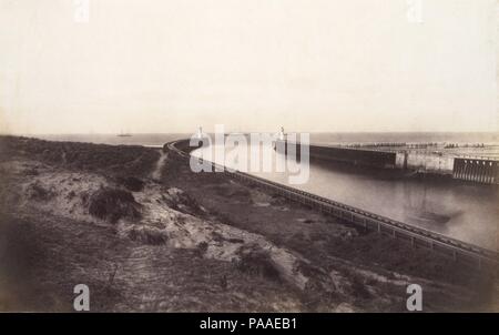 [Einfahrt in den Hafen von Boulogne-sur-Mer]. Artist: Édouard Baldus (Französisch, geboren Preußen, 1813-1889). Abmessungen: 28,8 x 43,5 cm (11 5/16 x 17 1/8 in.). Datum: 1855. Boulogne-sur-Mer, der Endstation der Eisenbahnlinie von Paris, war das Tor für den Handel und Reisen zwischen viktorianischen England und Zweite Kaiserreich Frankreich. Es war auch die Anreise für die Queen Victoria Staatsbesuch 1855, und dieses außergewöhnlich reichen, subtilen Drucken kommt aus einem Album von Baron James de Rothschild, Eigentümer der Linie beauftragt, zur Vorlage an den kaiserlichen Hof. Baldus das Foto zeigt die e Stockfoto