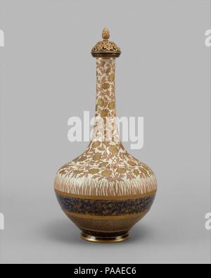 Überdachte Vase. Kultur: American. Designer: Wahrscheinlich von Edward Lycett ausgelegt (1833-1910). Abmessungen: H.27. (68,6 cm); Durchm. 14 1/2 in. (36,8 cm). Hersteller: Hergestellt von Fayence Manufacturing Company (Amerikanische, New York, 1881-1892). Datum: 1886-90. Wegen seiner enormen Größe, das in der Nähe der Östlichen inspirierte Flasche - form Vase ist eines der wichtigsten Beispiele der Arbeit der Fayence's Manufacturing Company. Es gehörte zu den bedeutendsten keramischen Historiker Dr. Edwin AtLee Friseur, der eine Vase mit der gleichen Größe, Form und Dekoration auf einer Auktion im Jahre 1910. Auf der unteren Körper, breit Stockfoto