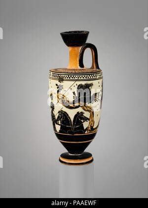 Terrakotta lekythos (Öl Flasche). Kultur: Griechisch, Dachboden. Abmessungen: H. 6 13/16-in. (17,3 cm); Durchmesser 2 13/16-in. (7,2 cm). Datum: Ca. 500 v. Chr.. Helios (Sonne) steigt in sein Quadriga (4 - Pferd, Wagen); oben, Nyx (Nacht) Fahren auf der linken Seite und Eos (Göttin der Morgenröte) nach rechts; Herakles Opfern am Altar. Die vier lekythoi Hier gruppiert sind alle auf die gleiche Maler zugeschrieben und sind zusammen in einem Grab in Attika gefunden worden zu sein. Drei von ihnen sind mit Themen, die möglicherweise schien besonders für grabkunst Angebote geeignet sind, weil sie die Zahlen zeigen Movi eingerichtet Stockfoto