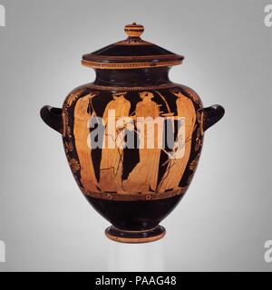 Terrakotta stamnos (jar). Kultur: Griechisch, Dachboden. Abmessungen: H.14 cm. (37,8 cm) Durchmesser 11 cm. (30,2 cm). Datum: Ca. 450 v. Chr.. Vorder- und Rückseite, mänaden Musik machen Wein, Weib und Gesang sind hier in einer außergewöhnlich rhythmische Komposition integriert. Die längliche Frauen in Flüssig plissee kleider bewegen sich langsam vorwärts auf der Vorderseite und stehen noch immer auf der Rückseite. Ihre Instrumente, Trinkbecher, Fackeln, thyrsoi (Fenchel Stängel) Vielfalt in eine Komposition, die sonst steif erscheinen könnte, vorstellen. Die Qualität der Musik vermittelt mehr durch die Bewegung der Figuren Stockfoto