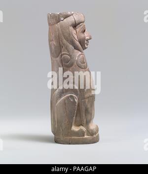 Möbel Support: weibliche Sphinx mit Hathor Stil locken. Kultur: Alte Assyrische Handel Kolonie. Abmessungen: 5 x 1,5 in. (12,7 x 3,81 cm). Datum: Ca. 18. Jahrhundert v. Chr.. Dieses Stück ist eines der vier Möbel Beine, wahrscheinlich an der Stelle der Palast in Acemhöyük in Zentralanatolien, in Form von kompakten sitzende Sphingen ohne Flügel geschnitzt. Sie haben große Augen mit eingelegten Schüler, von denen nur eine unversehrt überlebt. Spuren von Gold Folie bleiben auf dem Haar und Kopfbedeckungen sowie einige Beispiele. Die rosa Färbung von diesem Stück zeigt an, dass die eiserne Oxide auf der sur vorhanden sind. Stockfoto