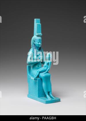 Statue von Isis und Horus. Abmessungen: H 17 cm (6 11/16 in.); W. 5,1 cm (2 in.); D. 7,7 cm (3 1/16 in.). Datum: 332-30 v. Chr.. Für die alten Ägypter das Bild der Göttin Isis Spanferkel ihrem Sohn Horus war ein starkes Symbol der Wiedergeburt, die in ptolemäischer Zeit durchgeführt wurde und später in Rom, wo der Kult der Göttin gegründet wurde. Dieses Stück der Fayence Skulptur verbindet die Tradition des pharaonischen Ägypten mit der künstlerischen Stil der Ptolemäerzeit. Am Kopf der Göttin ist der Thron, Hieroglyphe, ihr Name steht. Sie trägt auch ein Geier Kopf-bedeckung reserviert Stockfoto