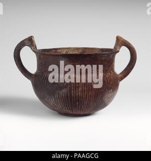 Terracotta-Schale behandelt. Kultur: Kursiv, Villanovan. Abmessungen: H. mit Griffen 5 1/2 in. (14 cm) H. ohne Griffe 4 7/16 in. (11,3 cm). Datum: 7. Jahrhundert v. Chr.. Rötlich-braun Zwei- Vase, mit eingeschnittenen vertikalen Linien eingerichtet. Museum: Metropolitan Museum of Art, New York, USA. Stockfoto