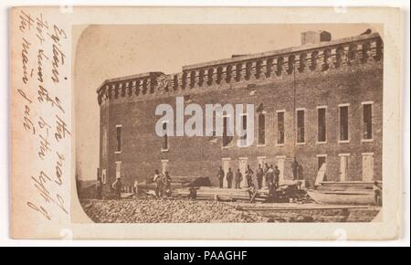 Die Evakuierung von Fort Sumter, April 1861. Abmessungen: Bild: 1 15/16 x 3 1/8 in. (5×7,9 cm): 3 3/8 in. X 4 3/4 in. (8,5×12 cm). Herausgeber: Edward Anthony (American, 1818-1888). Datum: April 1861. Museum: Metropolitan Museum of Art, New York, USA. Stockfoto