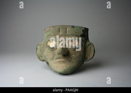 Maske Ornament. Kultur: Moche (Loma Negra). Abmessungen: H x B: 3 1/2 x 4 3/4 in. (8,9 x 12 cm). Datum: 390-450. Museum: Metropolitan Museum of Art, New York, USA. Stockfoto