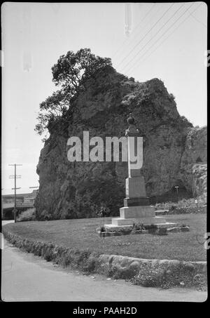 202 Pohaturoa Rock bei Whakatane, zeigt die Gedenkstätte für Te Hurinui Apanui. 340046 ATLIB Stockfoto