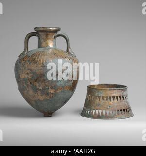 Bronze wies Neck-amphore mit Ständer. Kultur: Griechisch. Abmessungen: H. von Amphora auf Stand 22 3/4 in. (57,8 cm) H. von Amphora in 19. (48,3 cm) H. von 6 3/4 in. (17,1 cm). Datum: Ca. 500-450 v. Chr.. Die glänzenden goldenen Farbe sichtbar auf der Oberfläche dieser Bronzen bietet einen seltenen Einblick in das ursprüngliche Aussehen der Bronze von der Antike. Die Qualität der Jagd auf die amphore ist besonders fein, auf der Schulter ist eine Zunge Muster in flachen Relief, unter dem sich Bands und laufende Spiralen mit einer Kette von horizontalen Palmetten. Der separat gegossene h Stockfoto