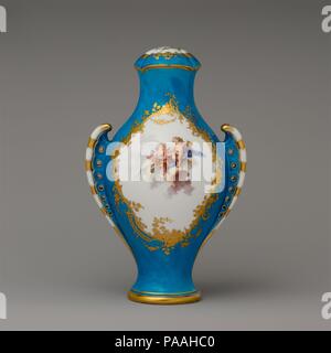 Vase mit Deckel (vase Urne antik). Kultur: Französisch, Sèvres. Dekorateur: zugeschrieben, Charles Nicolas Dodin (Französisch, Versailles 1734-1803 Sèvres). Abmessungen: Insgesamt (bestätigt): 11 15/16 x 7 9/16 x 5 3/4 in. (30,3 x 19,2 x 14,6 cm); Höhe mit entfernten Sockel: 13 cm. (35,2 cm). Werk: Manufaktur Sèvres (Französisch, 1740). Modeler: zugeschrieben, Jean-Claude Duplessis (Französisch, Ca. 1695-1774, aktive 1748-74). Datum: Ca. 1755-57. Es ist von der Fabrik Verkäufe bekannt Datensätze, die nur zwei Vasen mit diesem Formular mit dieser Art der Dekoration zwischen 1755-57 verkauft wurden. Jede verkaufte für die beeindrucken Stockfoto