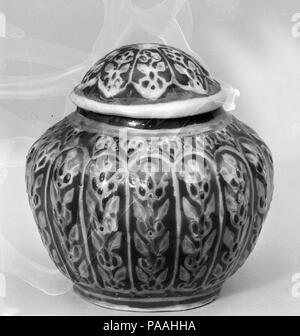 Überdachte Jar. Kultur: China. Abmessungen: H.2 1/4 in. (5,7 cm); Durchm. 2 1/8 in. (5,4 cm). Datum: Ende des 18. Jahrhunderts. Museum: Metropolitan Museum of Art, New York, USA. Stockfoto