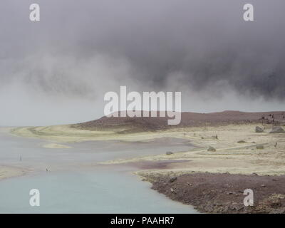 Kawah Putih ist ein markantes Kratersee und touristische Ort in einem Vulkankrater. Reisen in Stadt Bandung, Indonesien. 5. Oktober 2012 Stockfoto