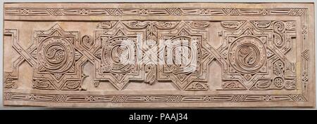 Dado Panel. Abmessungen: H.36 cm. (92,7 cm) W. 107. (271.8 cm) Frame D. 2 1/2 in. (6,4 cm) Frame D. mit Registerkarten: 2 3/4 in. (7 cm) Wt. 425 kg (192,8 kg). Datum: 10. Im Jahre 1935 wurde ein Team von Archäologen aus dem Metropolitan Museum begann, die eine Damm bekannt als Sabz Pushan (Green-Covered), in der Nähe der Stadt Nishapur entfernt. Die Ausgrabung freigelegt Teil eines zehnten Jahrhundert Wohnviertel mit mehreren Einheiten reich in den geschnitzten und bemalten Stuck dekoriert. Dieses Panel wurde aus Fragmenten von geschnitzten Stuck auf dem Boden einer dieser Einheiten gefunden montiert, in crum Stockfoto