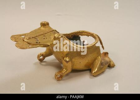 Frosch Anhänger. Kultur: Mehr Coclé. Abmessungen: H.2 3/4 × W. 3 3/4 × D.1 7/8 in., Wt. 3.459 oz. (7 × 9,5 × 4,8 cm, 98.07 g). Datum: A.D. 550-850. Dieser Anhänger in Form eines Frosches, deutet auf eine Reihe von froscharten in dem Bereich, wo sie wahrscheinlich gefertigt wurde (siehe Bild 1). Es ist aus Metall, wahrscheinlich eine Legierung aus Gold und Kupfer. Seine verkohlte Keramikkern ist teilweise erhalten. Der Frosch sieht. Seine runden Augen sind an den oberen Ecken an den Kopf, und Sie haben lineare Vertiefungen in ihren Zentren. Zunge Projekte der Frosch nach Außen, als zwei Spiralen, Ill. Stockfoto