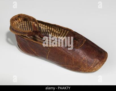 Schuhe. Kultur: American. Datum: Ca. 1855. Im klassischen Stil, das einzelne Baby Schuh war einmal eine attraktive violette Farbe. Zwar ist es nicht ungewöhnlich, in kräftigen Farben für Kleinkinder Schuhe in dieser Zeit zu finden, diesem Beispiel verfügt über eine außergewöhnliche und attraktive Nutzung von zwei kostenlose Baumwollgewebe für das Futter verteilt. Museum: Metropolitan Museum of Art, New York, USA. Stockfoto