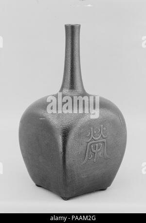 Flasche Wein. Kultur: Japan. Abmessungen: H.7. (17,8 cm). Datum: 19. Museum: Metropolitan Museum of Art, New York, USA. Stockfoto