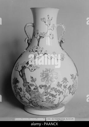 Vase mit Pflaume, Magnolia, und Pfingstrose. Kultur: China. Abmessungen: H. in 19. (48,3 cm). Museum: Metropolitan Museum of Art, New York, USA. Stockfoto
