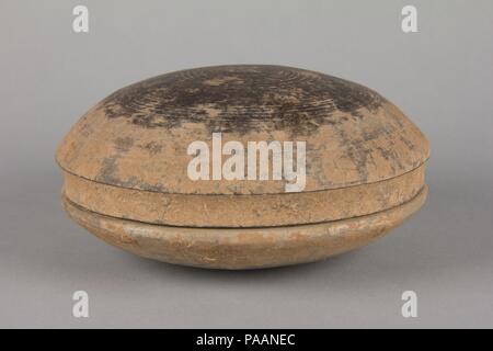 Abgedeckte Schüssel. Kultur: China. Abmessungen: H.3. (7,6 cm); W. 6. (15,2 cm). Museum: Metropolitan Museum of Art, New York, USA. Stockfoto