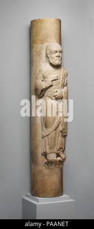 Spalte Statue eines Apostels. Kultur: Deutsch Italienisch. Abmessungen: Insgesamt: 46 1/2 x 8 x 12 cm. (118,1 x 20,3 x 31,1 cm) ohne Wiederherstellung: 32 x 8 x 12 cm. (81,3 x 20,3 x 31,1 cm). Datum: Zweite Hälfte 12. Jahrhundert. Spalte Statuen zeigen Apostel begann in Frankreich und Norditalien aus der Mitte des zwölften Jahrhunderts zu erscheinen. Zu groß von einem Kreuzgang zu haben - wie die Skulptur gegenüber von Saint-Denis-- In dieser Spalte kann eine Kanzel oder Grab unterstützt haben. Die Romanizing Philosoph Typ mit Blättern schlägt die Abbildung stellt den Heiligen Paulus. Museum: Metropolitan Museum of Art, New Y Stockfoto