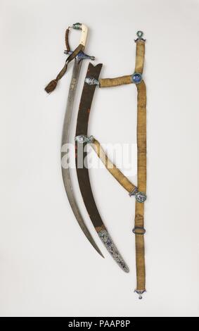 Schwert (shamshir) mit Scheide und Gürtel. Kultur: Griff, Scheide, und Gürtel, Indische; Klinge, Nordindien. Abmessungen: L 36 cm. (92,2 cm); L. der Klinge 30 cm. (78,1 cm); Wt. 2 lb. 4 oz. (1011 g); Gew. der Scheide 1 lb. 6 oz. (630 g). Datum: Griff, Scheide, und Gürtel, aus dem frühen 19. Jahrhundert; Klinge, A.H. 1162/A.D. 1748-49. Der Griff der Säbel ist aus emailliertem Silber in einem Stil, der im Zusammenhang mit der nordindischen Stadt Lucknow montiert, in der Mughal Provinz Oudh. Die Klinge der Tiegel ("verwässert") Stahl ist außerordentlich selten, wie es der Name der Maker beinhaltet, Baqir Mashhadi, ein iranischer s Stockfoto