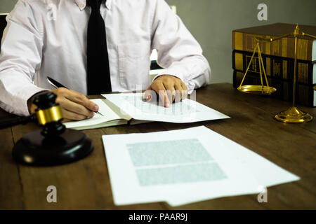 Anwalt arbeiten mit Vertrag Papiere auf dem Tisch im Amt. Berater, Rechtsanwalt, Anwalt, Richter, Konzept. Stockfoto