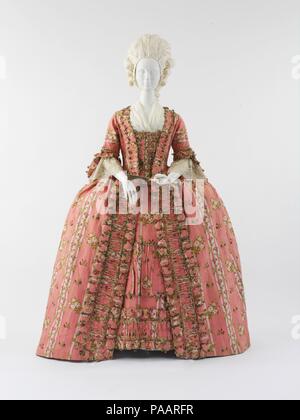 Kleid. Kultur: Französisch. Datum: Ca. 1775. Dieses Kleid kam zum ersten Mal die Aufmerksamkeit der Museum, wenn es für die Ausstellung 2004 "Gefährliche Liebschaften verliehen wurde: Mode und Möbel im achtzehnten Jahrhundert." Zu den verschwenderischen Hof Kleider des Kostüm Institut in eine Vignette für einen Ladies'' Zimmer zurückziehen, "dieses Kleid stand heraus wegen seiner außergewöhnlichen Brillanz und die Frische der Farbe. In einem perfekten Zustand gefunden, ohne Änderungen, es ist ein Meisterwerk der französischen Textilindustrie Teekocher Art. Wie bei anderen Kleider dieser Form, die aufwändig brokatartige Stoff hat gesponnen wurde mit einer Stockfoto