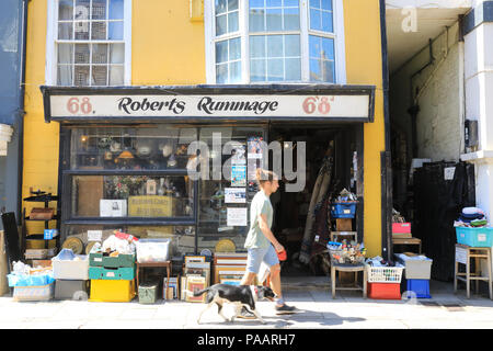 Schrulligen Läden auf der Bourne in der Altstadt, in Hastings, an der Südküste, in East Sussex, Großbritannien Stockfoto