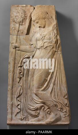 Marmorrelief mit einem tanzenden maenad. Kultur: Roman. Abmessungen: H. 56 5/16 in. (143 cm). Datum: Ca. 27 v. Chr. - A.D. 14. Kopie eines Griechischen Relief von Ca. 425-400 v. Chr. zu Kallimachos Mänaden zugeschrieben wurden mythische Frauen durch den Gott des Weines, Dionysos inspiriert, ihre Heimat und ihre Familien verlassen und durchstreifen die Berge und Wälder, Singen und Tanzen in einem Zustand der ekstatischen Raserei. Diese Abbildung, trug den Ivy Kranz und Durchführung einer thyrsos (Fenchel Stiel) geschmückt mit Efeu Blätter und Beeren, bewegt sich vorwärts, trancelike, ihre Vorhänge über ihre WIRBELNDEN. Sie wurde von einem berühmten Entlastung von Tanzen maena kopiert Stockfoto