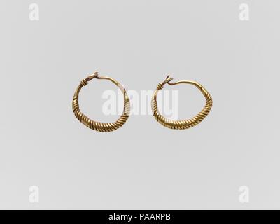 Paar gold Ohrringe. Kultur: Roman. Abmessungen: Durchm.: 1,9 cm. (1,9 cm). Datum: 1.-3.Jh. N.CHR.. In Form von Ringe von twisted Gold. Museum: Metropolitan Museum of Art, New York, USA. Stockfoto