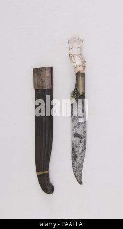 Messer (Piha Kaetta) mit Scheide. Kultur: Sri Lankan. Abmessungen: H. mit Scheide 9 1/2 in. (24,1 cm); H. ohne Ummantelung 7 7/8 in. (20 cm); W. 15/16 in. (2,4 cm); Wt. 2.2 oz. (62.4 g); Gew. der Ummantelung 0,9 oz. (25,5 g). Datum: 18. bis 19. Jahrhundert. Museum: Metropolitan Museum of Art, New York, USA. Stockfoto