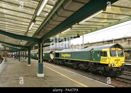 Freightliner Class 66 Diesel Lokomotive 66590 in Carlisle Station, UK. Stockfoto