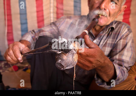 Qashqai Mann rauchen Tabak mit traditionellen Rohr, Nomadenvolk, Iran Stockfoto