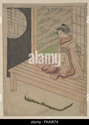 Eine junge Frau sitzt auf dem engawa eines Hauses. Artist: Schule von Suzuki Harunobu (Japanisch, 1725-1770). Kultur: Japan. Abmessungen: H.11 cm. (28,6 cm); W. 8 3/8 in. (21,3 cm). Datum: Ca. 1765. Museum: Metropolitan Museum of Art, New York, USA. Stockfoto