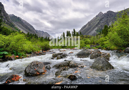 Große Steine in Mountain River. Wolken mit sibirischen Sommer Tag abgedeckt. Ostsajan. Russland Stockfoto