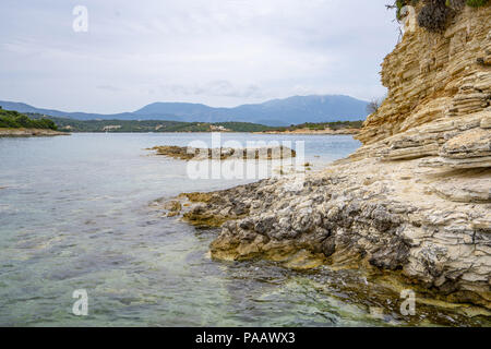 Desimi Beach Golf und nahe gelegene Insel mit klarem Wasser Stockfoto