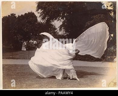 [Loie Fuller Tanzen]. Artist: Joshua Samuel Beckett (Briten, Shadwell, Stepney [London] 1870-1940 Bournemouth). Abmessungen: 10,3 x 13,3 cm (4 x 5 1/4 in.), unregelmäßig getrimmt. Datum: Ca. 1900. Die amerikanische Tänzerin Loie Fuller (1862-1928) eroberte von Paris auf Ihre öffnung Nacht im folies-bergère am 5. November 1892. Manipulationen mit Bambus eine immense Rock aus über hundert Yards von Durchscheinenden, changierende Seide, die Tänzerin evozierten organische Formen - Schmetterlinge, Blumen, und Flammen - in ständiger Metamorphose durch ein Spiel von bunten Lichtern. Loie Fuller's innovative Beleuchtung Wirkung Stockfoto