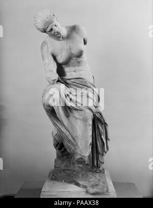 Marmor statue eines sitzenden Muse. Kultur: Roman. Abmessungen: H. als in einem restaurierten Gebäude aus dem 66. (167,7 cm). Datum: 1. oder 2. nachchristlichen Jahrhundert. Kopie einer griechischen Statue des 3. Jahrhunderts v. Chr. sitzt auf einem Felsen, mit ihrem Kopf auf Ihrer rechten Hand, diese Muse war wahrscheinlich ein Teil einer Gruppe von Statuen, die einen musikalischen Wettstreit zwischen den prahlerischen Satyr Marsyas und der Gott Apollo. Die Statue war ein Teil der Antikensammlung in Rom von der Marchese Vincenzo Giustiniani im ersten Drittel des 17. Jahrhunderts erworben. Museum: Metropolitan Museum of Art, New York, USA. Stockfoto