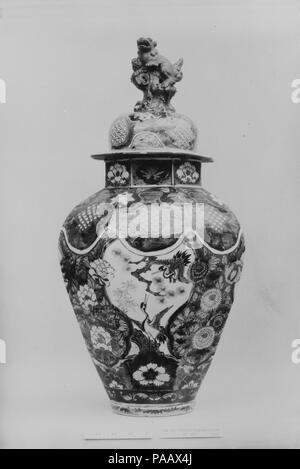 Achteckige Dose mit Deckel. Kultur: Japan. Abmessungen: H. (mit Deckel) 24 3/4 in. (62,9 cm). Datum: 1700. Museum: Metropolitan Museum of Art, New York, USA. Stockfoto