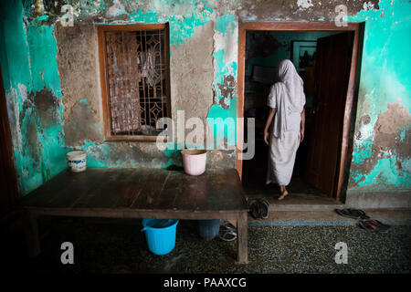 Lonely indisch-hinduistischen Witwe Frau leben in einen Ashram für Witwen in Vrindavan, Indien Stockfoto