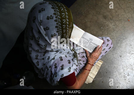 Lonely indisch-hinduistischen Witwe Frau leben in einen Ashram für Witwen in Vrindavan, Indien Stockfoto