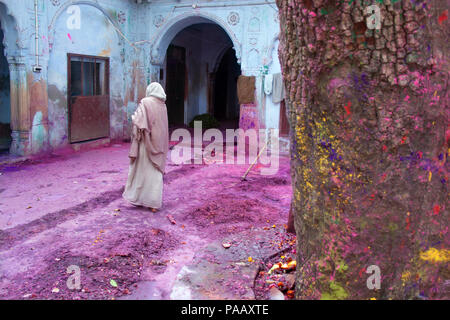 Lonely indisch-hinduistischen Witwe Frau leben in einen Ashram für Witwen in Vrindavan, Indien Stockfoto