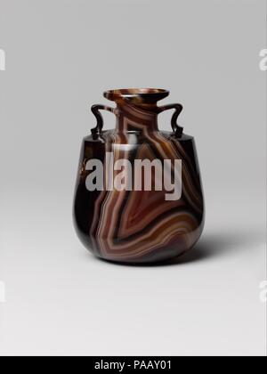 Gebänderter Achat amphoriskos (Parfüm Flasche). Kultur: Roman. Abmessungen: H.2 3/8 in. (6,0 cm) Durchmesser von 1 7/8 in. (4,8 cm). Datum: Ende 1.Jh. v. Chr. - frühe 1. Jh. N.CHR.. In hellenistischer und römischer Zeit, Schiffe in Halbedelstein gemacht wurden viel nach als Symbol für Reichtum und Eleganz. Sie wurden als diplomatische Geschenke oder als wertvolle Erbstücke verwendet, und viele von ihnen fanden den Weg in die königlichen Gräber oder kaiserlichen Sammlungen, sowohl in der Antike und später. Ihre Seltenheit ermutigte auch Imitationen in Glas und Keramik. Museum: Metropolitan Museum of Art, New York, USA. Stockfoto