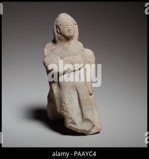 Sitzende weibliche Figur. Kultur: Zypriotische. Abmessungen: H. 5 1/4 in. (13,3 cm). Datum: Ca. 600-480 v. Chr.. Die Figur ist handgearbeitet und solide. Das Gesicht ist Schimmel gebildet. Die rudimentäre Stuhl hat einen hohen Rücken. Museum: Metropolitan Museum of Art, New York, USA. Stockfoto