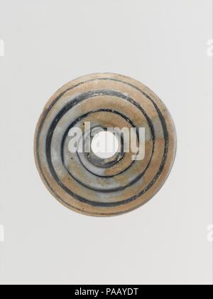 Glas Spindel wirtel. Kultur: Roman. Abmessungen: 7/8 x 5/16 in. (2,3 × 0,7 cm). Datum: Ca. 1.-2. Jh. N.CHR.. Transluzente Kobaltblau, mit Deckweiß Trail. Niedrig, gewölbte Körper, leicht in der Mitte abgeflacht; flache Unterseite; vertikale Bohrung. Trail auf der oberen Fläche in eine Spirale von der Mitte zum Außenrand ab. Intakt, aber leichten Chip am unteren Rand; einige Mattierung und Lochfraß und Flächen weitgehend mit bräunlich Emaille bedeckt - wie Verwitterung. Durch die gewundenen Pfad in einer Spirale um Stab gemacht. Blaue Kuppel Spindel - spinnwirtel mit dicken weißen Spirale Glas Gewinde. Museum: Metropolitan Museum of Art, New York, U Stockfoto