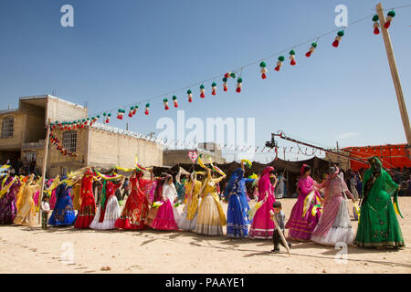 Qashqai traditionelle Tänze während der Trauung, Nomadenvolk, Iran Stockfoto