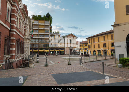 Historischen Zentrum von Varese, Italien. Platz cacciatori delle Alpi mit Geschäften, Bars und auf der rechten Seite das gerichtsgebäude Gebäude Stockfoto