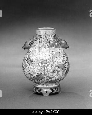 Vase auf stehen. Kultur: China. Abmessungen: H.4. (10,2 cm). Museum: Metropolitan Museum of Art, New York, USA. Stockfoto