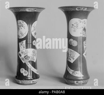 Vase mit Blumen. Kultur: China. Abmessungen: H 14. (35,6 cm). Datum: Mitte des 18. Jahrhunderts. Museum: Metropolitan Museum of Art, New York, USA. Stockfoto